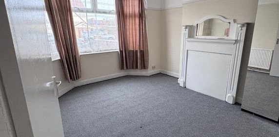 4 bedroom semi-detached house to rent - Photo 2