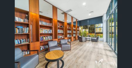 Premier Location 3 Bedroom Modern Apartment!! - Photo 2