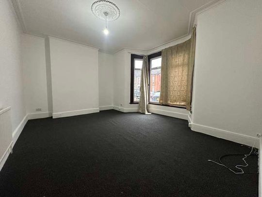 Leamington Gardens, Ilford, IG3 - Photo 1