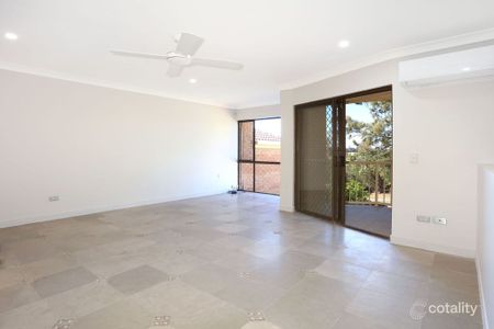 Spacious Townhouse with Solar and Water Included - Photo 2