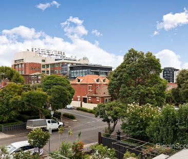 COMFORT & CONVENIENCE IN TRENDY RICHMOND LOCALE - Photo 6