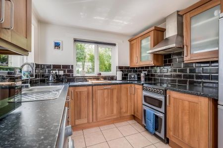 23 Ravenhill Crescent, Belfast, BT6 8JU - Photo 2