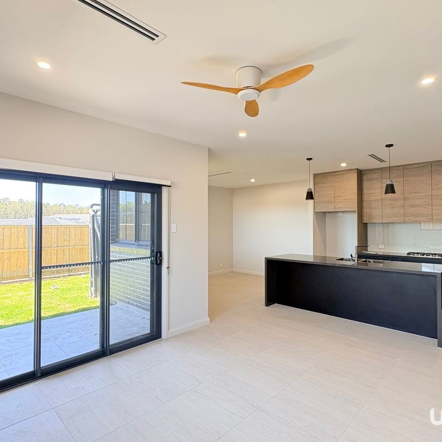 Stylish & Spacious Four Bedroom Duplex in Chisholm. - Photo 1