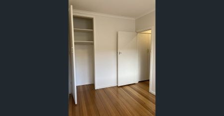 Two‑bedroom unit in a convenient location. - Photo 2