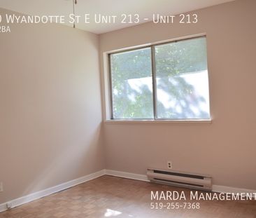 BRIGHT AND SPACIOUS 2BEDROOM/1BATH APARTMENT + HYDRO - Photo 2