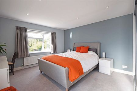 Well presented 4 bedroom detached house in this sought after area offering excellent access to Addenbrookes Hospital & good links to the City centre. GCH & underfloor heating. Garage & Driveway Parking. Unfurnished. - Photo 3