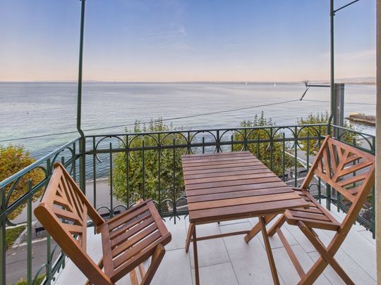 Exclusive & central: Renovated 3.5-room apartment with 180° Lake Constance view - Photo 1