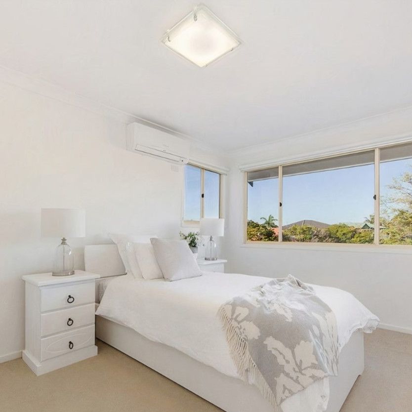 Spacious 5 Bedroom Family Home in Sought-After Robina Location - Photo 1