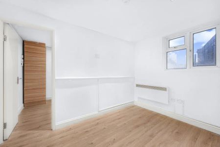 2 bedroom flat in London - Photo 3