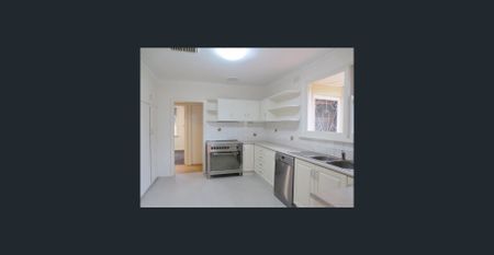 LIGHT FILLED 3 BEDROOM UNIT - LOCATED IN HEART OF MACLEOD - Photo 4