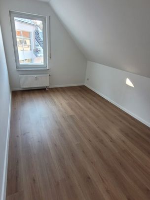 Gemütliche 3-Zi.-Whg. mit neuem Bad, neuem Laminatboden und Balkon in Dresden Weißig. - Photo 1