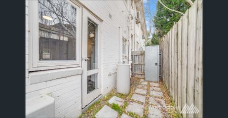 MODERN ONE BEDROOM APARTMENT WITH A COURTYARD - Photo 2