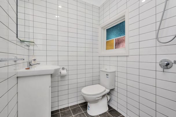 Ground floor dog friendly studio apartment with a view over Blackwattle Bay - Photo 1