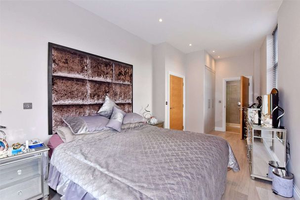 Located just off the Marlow High Street is this spacious two bedroom apartment with gated parking for one car - Photo 1