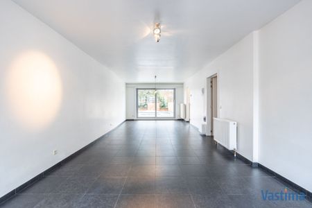 Lichtrijk leefappartement met 2 slaapkamers en terras - Photo 2