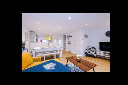 3 Bed Flat, Castle Irwell, M6 - Photo 2