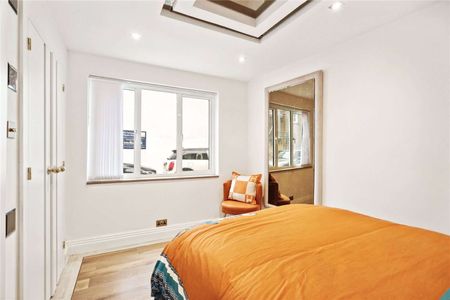 A completely renovated and remodelled three bedroom house in the heart of Knightsbridge. - Photo 2