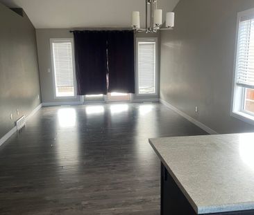 Hampton Village - 4 Bedroom/2 Bathroom Upper Unit - 726 Hargreaves ... - Photo 4