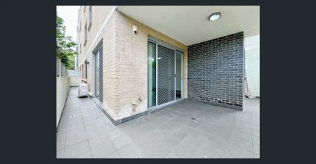 Spacious Modern Apartment with a Generous Private Courtyard - Photo 4