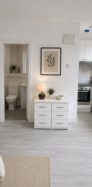 Studio Flat, Warwick Road, SW5 - Photo 1