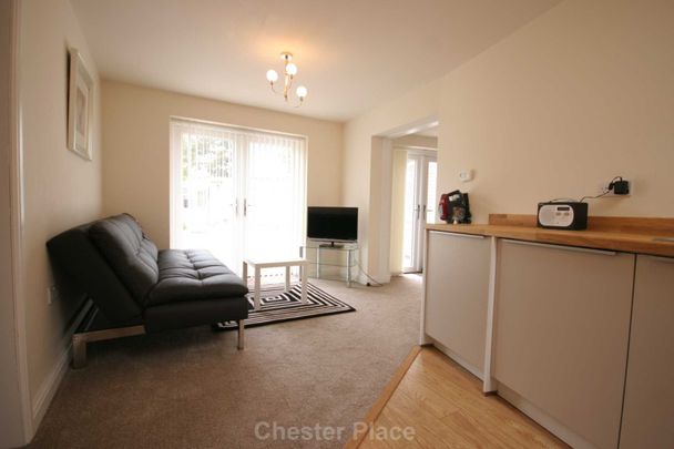 Mollington, Chester - Photo 1