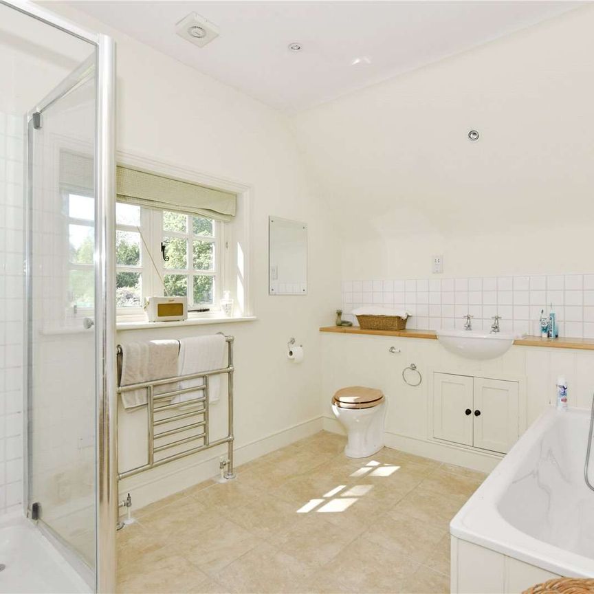 Character cottage offering excellent living space in a charming setting - Photo 1