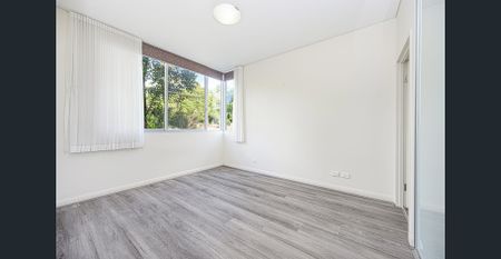 Contemporary apartment in prestigious east-side location - Photo 3