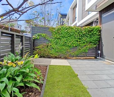 Stunning Three-Bedroom Townhouse at 2/4 Glen Atkinson, St Heliers –... - Photo 6