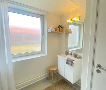 Lysfyldt 3-værelses lejlighed med moderne komfort - Photo 1