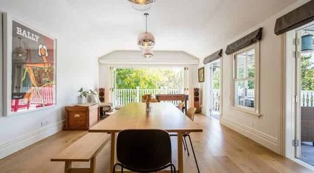 Classic Four Bedroom Villa Recently Renovated - Photo 5