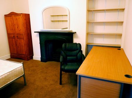 8 Bed Terraced House, Brighton Grove, M14 - Photo 3