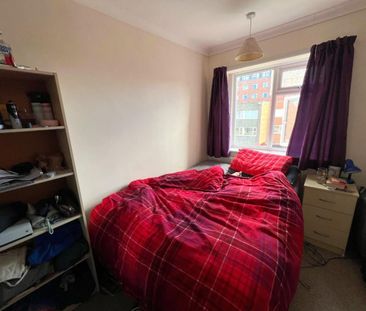 3 bedroom Flat To Let - Photo 4
