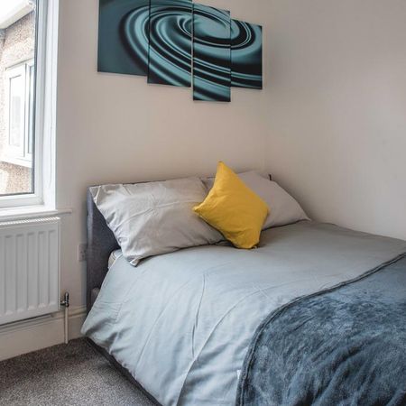 1 bedroom in a house share to rent - Photo 3