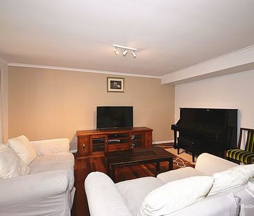SPACIOUS FAMILY HOME WITH POOL - Photo 3