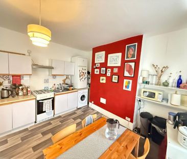 3 bedroom flat to rent - Photo 5