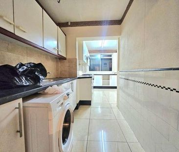 Mornington Crescent, Hounslow, TW5 - Photo 4