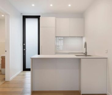Well presented architecturally designed townhouse - Photo 4