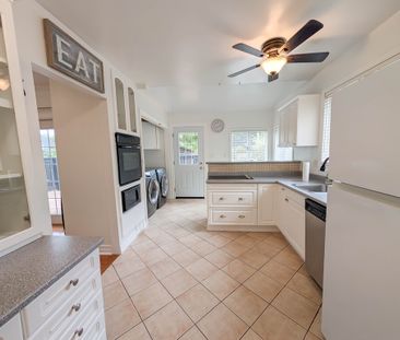 Spacious Fully Detached House in Niagara Falls! - Photo 5