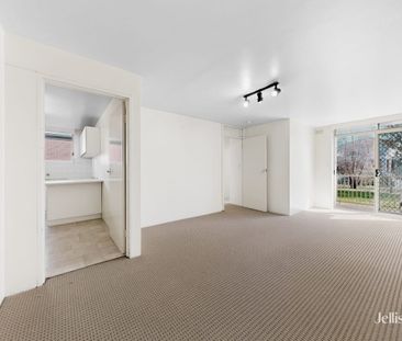Large than normal apartment! - Photo 2
