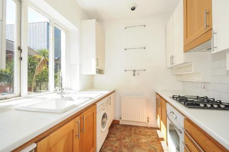 2 bedroom flat to rent - Photo 2