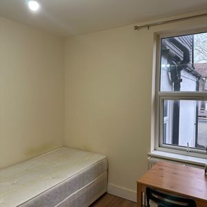 Room in a Shared House, Ruckholt Road, E10 - Photo 3
