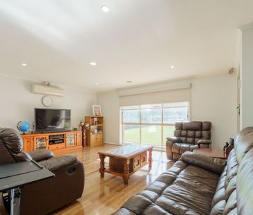 3 BEDROOM HOME IN CRANBOURNE WEST! - Photo 3