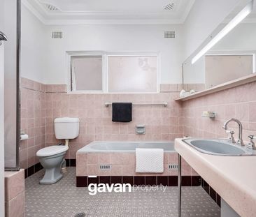 Three Bedroom Home with Swimming Pool - Photo 6