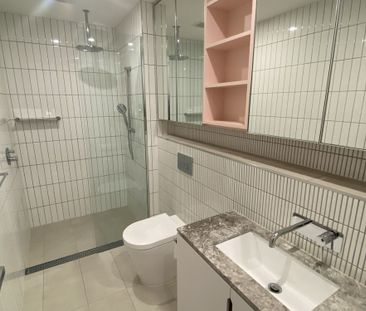 Stylish 2 Bedroom Apartment-Very close to train. - Photo 5