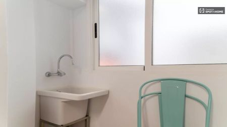 Single Bed in Room in a shared 5-bedroom apartment for rent in Trinitat, some bills included - Photo 4