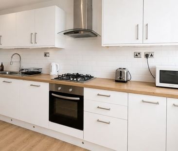 Room in a Shared House, Merton Road, SW19 - Photo 5