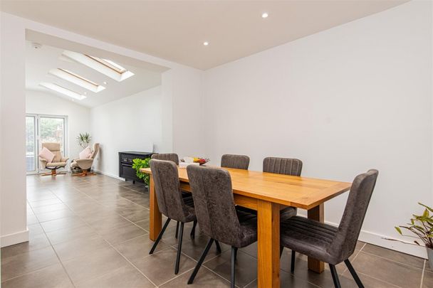 3 bed House - Semi-Detached To Let - Photo 1