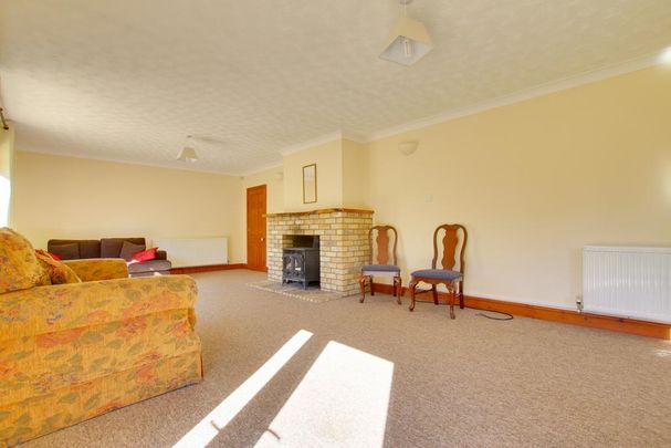 4 bedroom detached bungalow to rent - Photo 1
