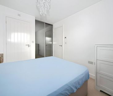 3 bedroom end of terrace house to rent - Photo 4