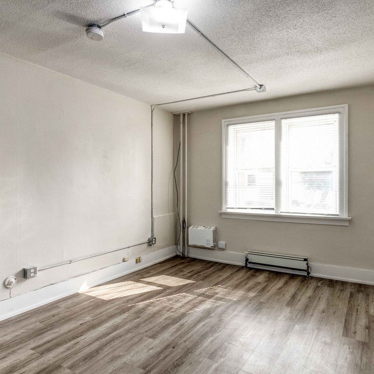 Renovated Suite - 1 Bedroom - Photo 1